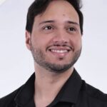 Filho da vice-prefeita de Mulungu acumulou cargos públicos enquanto cursava Medicina e, depois de formado, manteve dois vínculos de 40 horas